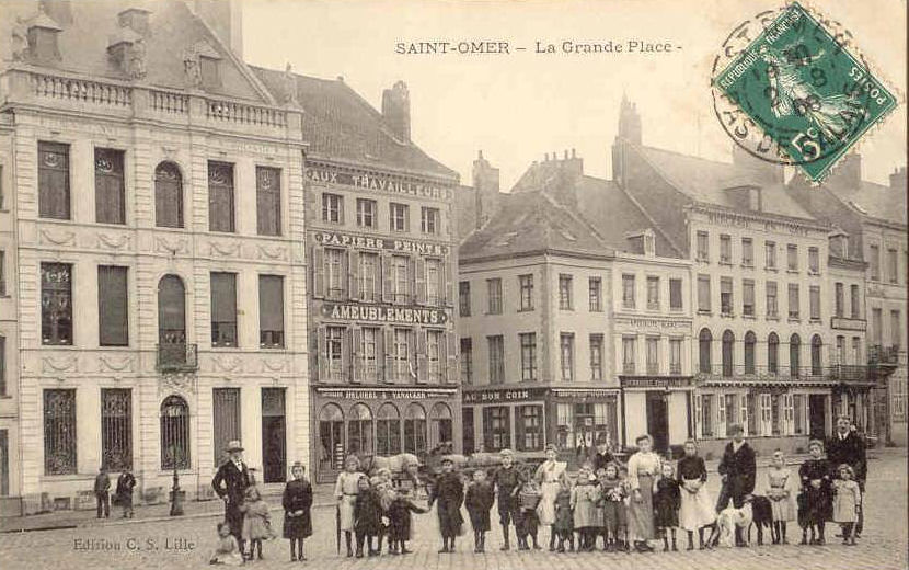 Beaucoup d'enfants sont venus poser pour le photographe.
Derrière les enfants onpeut voir sur la gauche le bâtiment de la Caisse d'Epargne, et à côté un magasin d'ameublement.